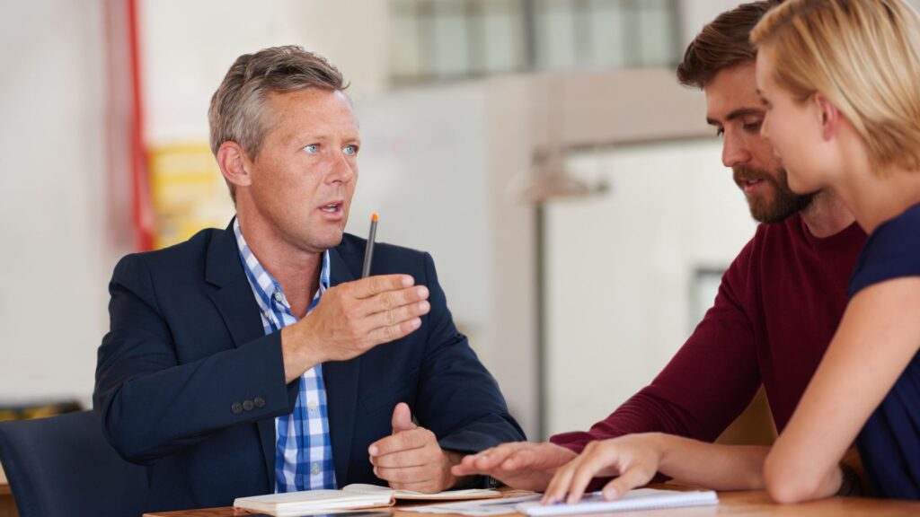 asset manager qui échange avec ses clients pour les conseiller sur leur investissement locatif